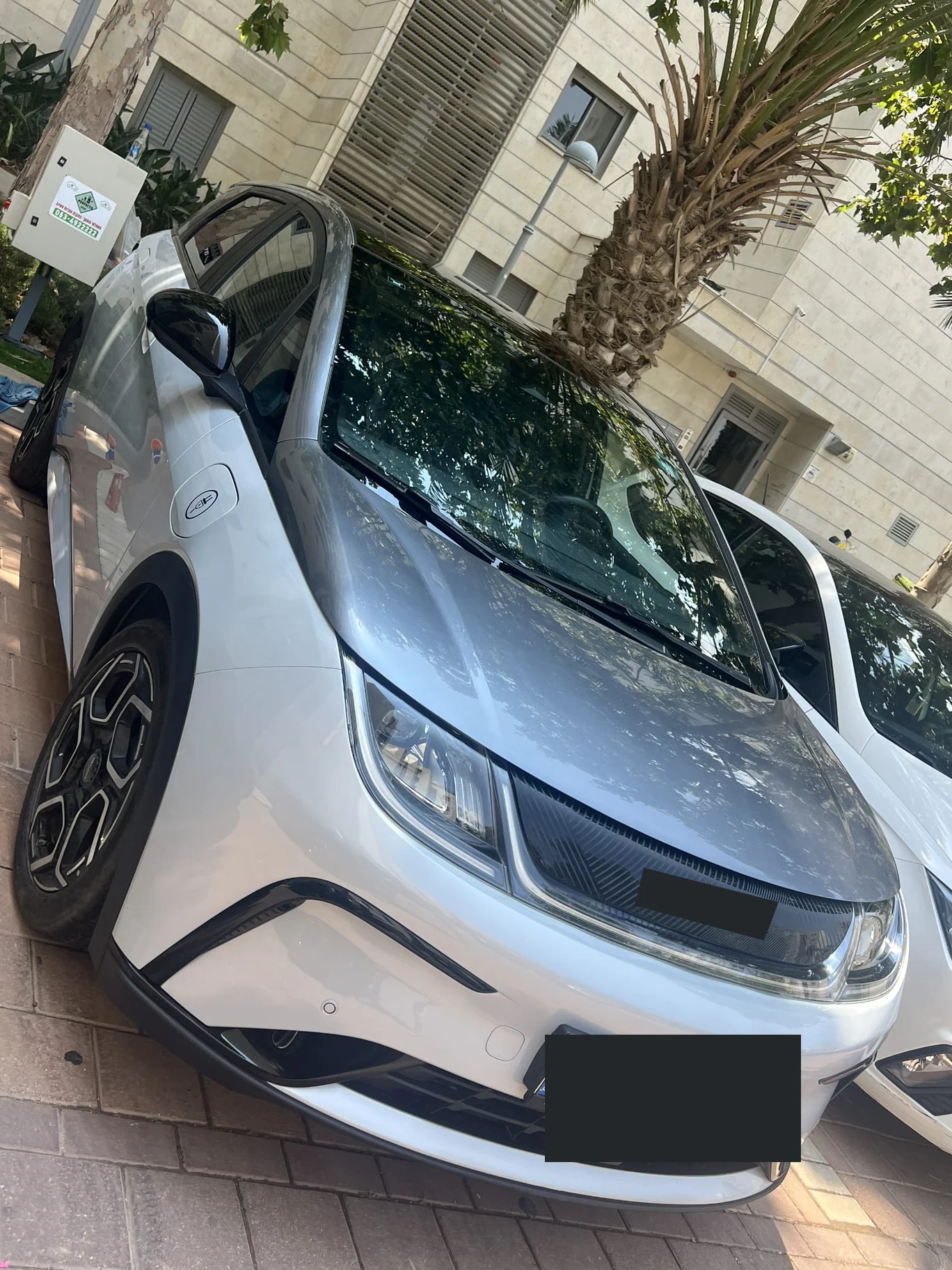 רכב קומפקטי לבן — תיעוד מצולם