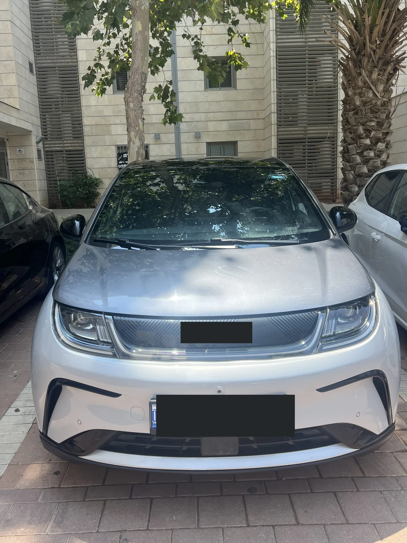 רכב קומפקטי לבן — רכב קומפקטי לבן — תיעוד מצולם