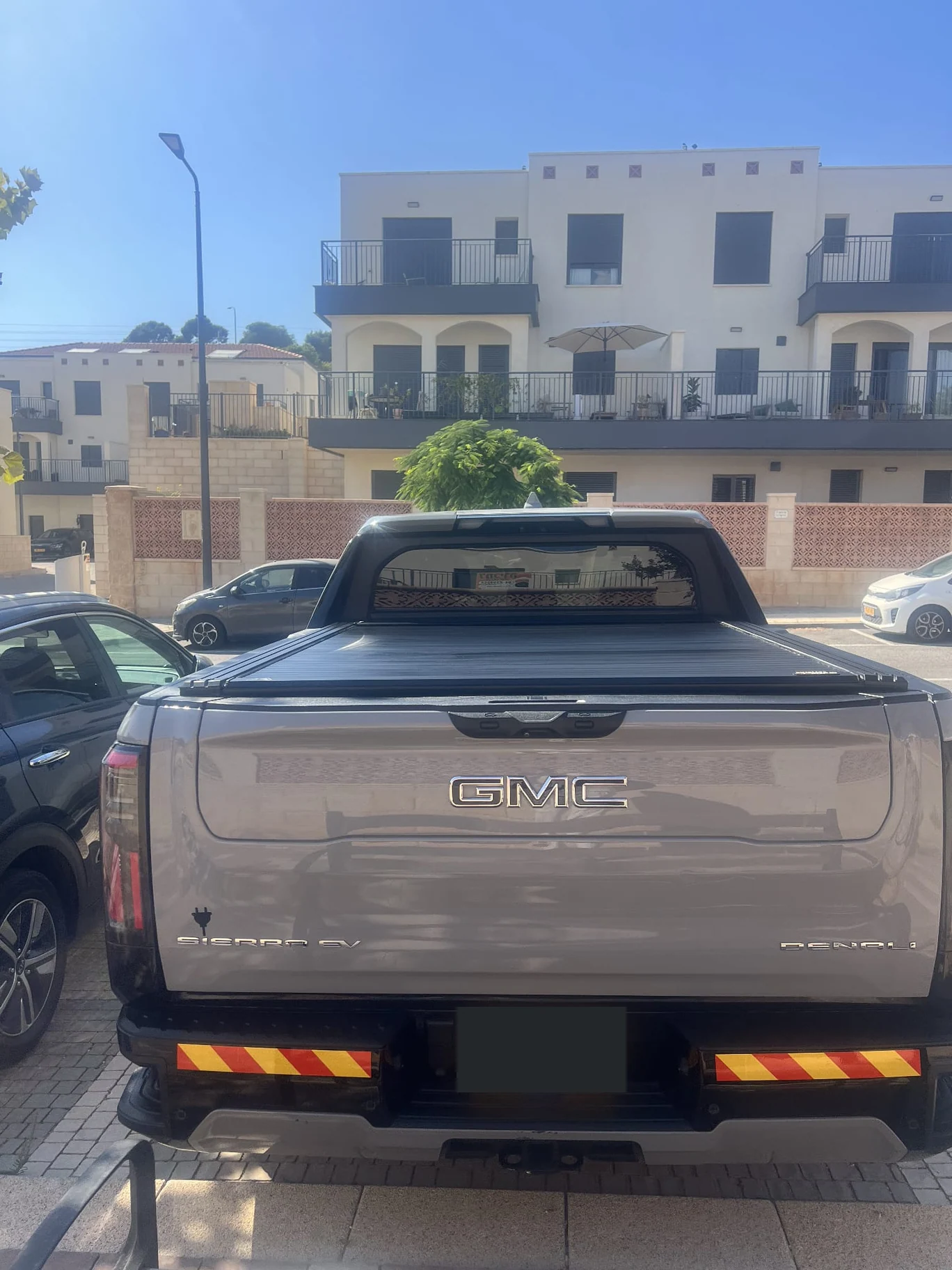 GMC Sierra EV — תיעוד מצולם