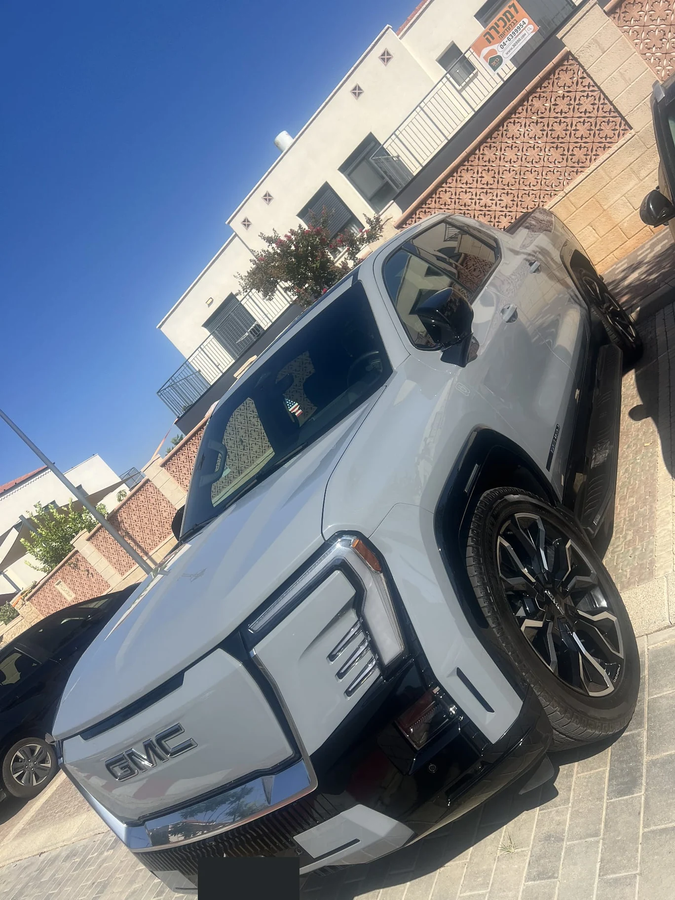 GMC Sierra EV — תיעוד מצולם