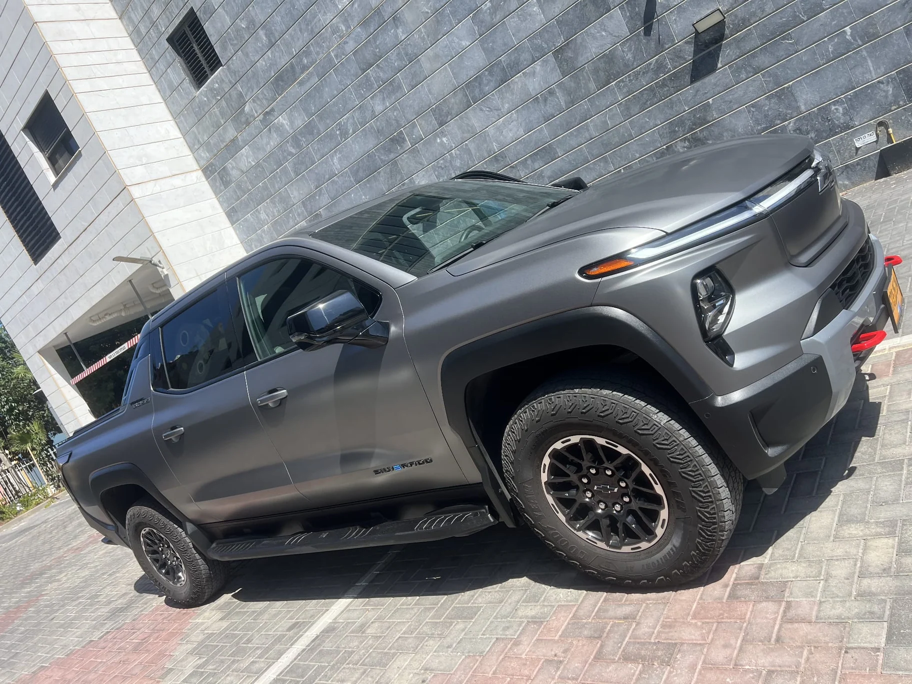 Silverado EV אפור — תיעוד מצולם